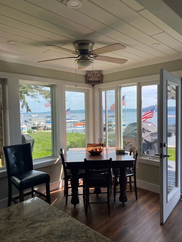 Delightful home on the shores of Saratoga Lake