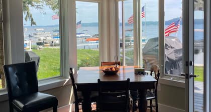 Delightful home on the shores of Saratoga Lake