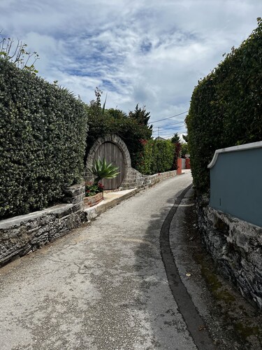 Lovely private studio apartment in beautiful garden setting