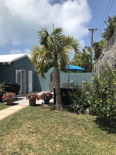 Lovely private studio apartment in beautiful garden setting