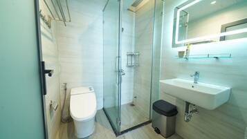 Junior Double Room Single Use | Bathroom | Shower, hydromassage showerhead, free toiletries, hair dryer