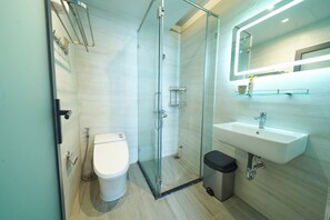 Habitación junior doble de uso individual | Baño | Ducha y cabezal de ducha con hidromasaje
