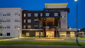 A modern Hyatt House hotel with a prominent entrance, large windows, and a well-lit facade. - Hyatt House Mall Of America Msp Airport (Bloomington)