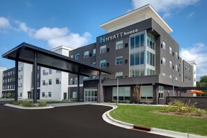 A modern hotel with a covered entrance, large windows, and a clear sky. - Hyatt House Mall Of America Msp Airport (Bloomington)