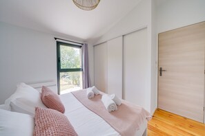 3 bedrooms, iron/ironing board, free WiFi, bed sheets