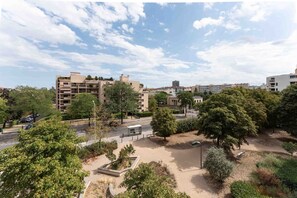 Un quartier résidentiel composé d’immeubles à plusieurs étages, d’un chemin piétonnier et d’espaces verts.