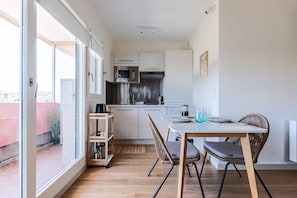 Réfrigérateur, four à micro-ondes, lave-vaisselle, cafetière-théière