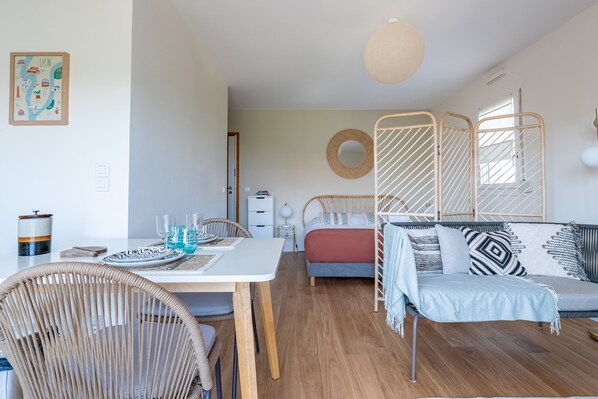 Iron/ironing board, free WiFi, bed sheets