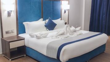 Junior Suite | 1 bedroom, in-room safe, blackout curtains, soundproofing