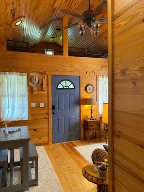 Interior - Quaint cabin in foothills of the Ozarks - quick access to Fayetteville and NWA! (Fayetteville)