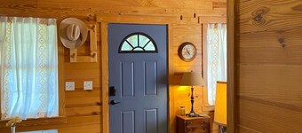 Quaint cabin in foothills of the Ozarks - quick access to Fayetteville and NWA! 