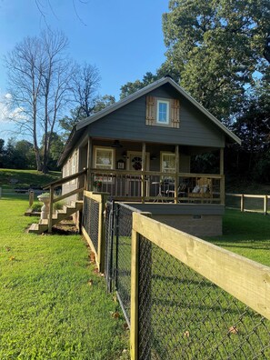 Exterior - Quaint cabin in foothills of the Ozarks - quick access to Fayetteville and NWA! (Fayetteville)