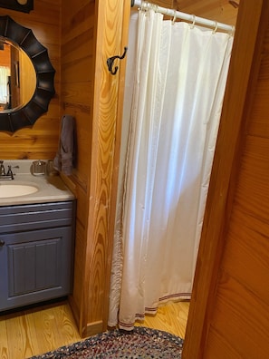 Shower, hair dryer, towels, soap - Quaint cabin in foothills of the Ozarks - quick access to Fayetteville and NWA! (Fayetteville)