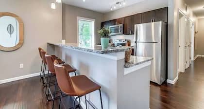 Oakley Square Sleeps 5-Fully Remodeled-Walkable