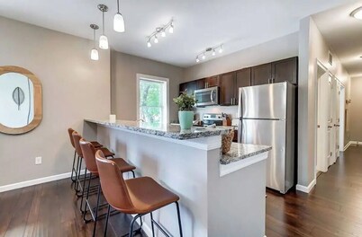 Oakley Square Sleeps 5-Fully Remodeled-Walkable