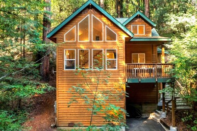 Wood Chalet~Truly Timeless Cabin in Redwoods, Peaceful&Modern Vibe! HtTb/WiFi