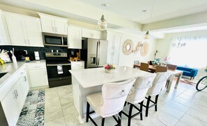 Private kitchen - BRANDNEW 2BR- BestLakeView STOREYLAKE - NEARDISNEY (Kissimmee)