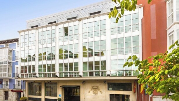 A multi-story building with large windows and a central entrance. - Micampus Burgos Centro (Burgos)