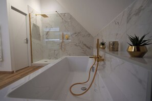 Ensemble baignoire-douche, séchoir à cheveux, serviettes fournies, savon
