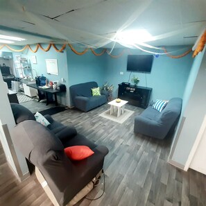Living area - Family Cottage/Chalet famille > 12-15 guest/invité (Sainte-Marguerite-du-Lac-Masson)
