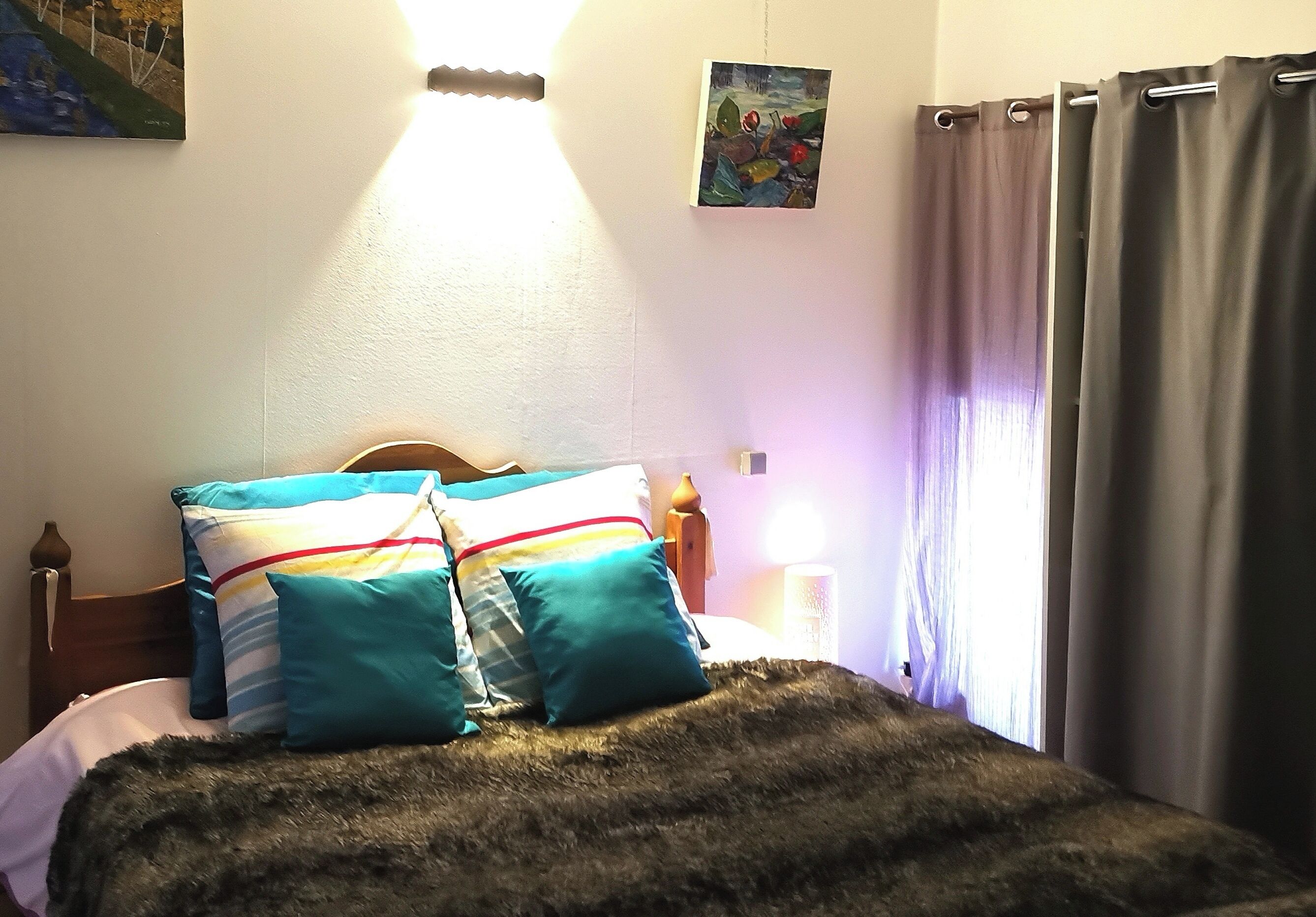 5 habitaciones, tabla de planchar con plancha, wifi y ropa de cama 
