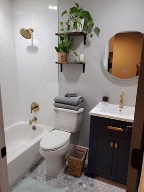 Combined shower/bathtub, towels, shampoo, toilet paper