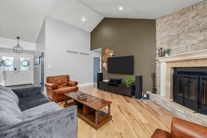 Smart TV, fireplace