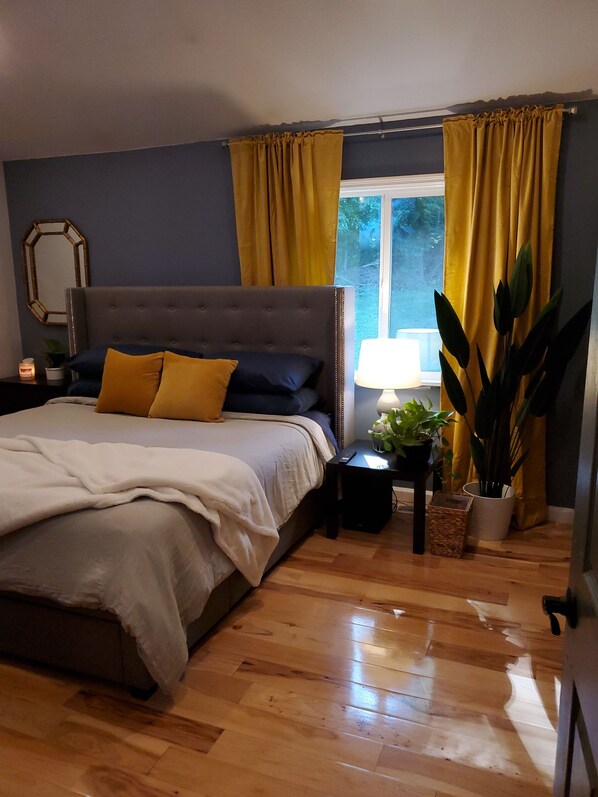 5 makuuhuonetta, tallelokero huoneessa, vauvan matkasänky