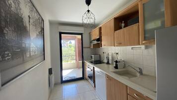 Een koelkast, een microgolfoven, een oven, een kookplaat