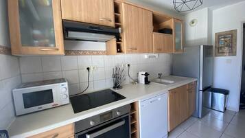 Een koelkast, een microgolfoven, een oven, een kookplaat