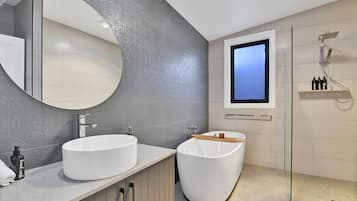 Bathtub, hair dryer, towels, shampoo