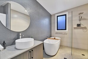 Bathtub, hair dryer, towels, shampoo - Best Nest on March - Cosy Home in CBD, Firepit (Orange)