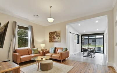 Best Nest on March. Firepit Cottage. Walk to CBD.