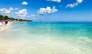 On the beach - A stylish, private studio in the heart of Playa. Features a plush king bed, kitchenette, and spa-like bath. Enjoy Ipana’s luxury amenities, including rooftop pools and a gym, all just minutes from the beach and 5th Avenue. (Playa del Carmen)