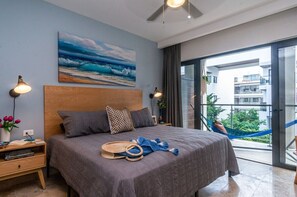 1 quarto, escrivaninha, ferros/tábuas de passar roupa, berço de viagem