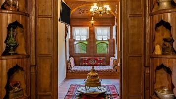 Nhà gỗ truyền thống | 1 phòng ngủ, minibar, truy cập Internet không dây miễn phí