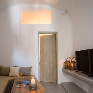 Suíte superior | Área de estar | Smart TV 32 polegadas com canais a cabo, TV