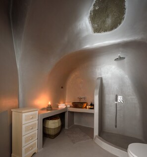Executive-Suite | Badezimmer | Dusche, kostenlose Toilettenartikel, Haartrockner, Bademäntel