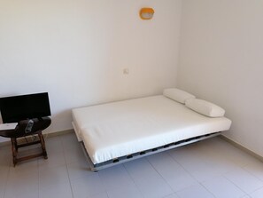 1 habitación, tabla de planchar con plancha, internet y ropa de cama 