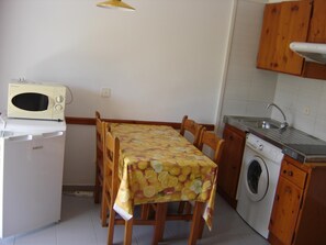 Refrigerador, microondas, cafetera/tetera, utensilios de cocina