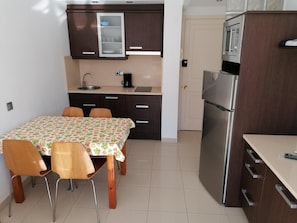 Fridge, microwave, dishwasher, coffee/tea maker