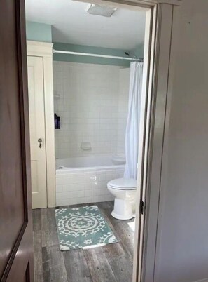 Ducha y bañera combinadas, bañera de hidromasaje y secador de pelo