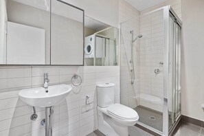 Douche, sèche-cheveux, serviettes fournies, shampoing