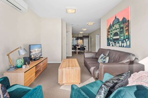 TV - Chic Inner City Convenience, with Secure Parking (South Melbourne)