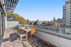 Outdoor dining - Chic Inner City Convenience, with Secure Parking (South Melbourne)