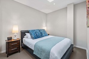 2 bedrooms, iron/ironing board, bed sheets - Chic Inner City Convenience, with Secure Parking (South Melbourne)