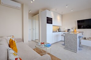 Smart TV - Sound of Blue apartment in a beautiful residence with pool (Muntiggioni)