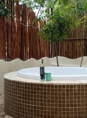 Property grounds - Poolside paradise condo + jacuzzi + parking + STRONG WiFi (Tulum)