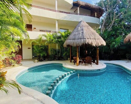 Poolside paradise condo + jacuzzi + parking + STRONG WiFi