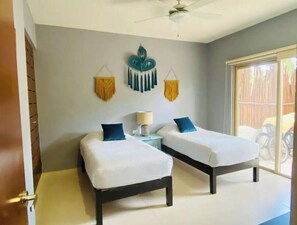 2 bedrooms, desk, iron/ironing board, travel cot - Poolside paradise condo + jacuzzi + parking + STRONG WiFi (Tulum)